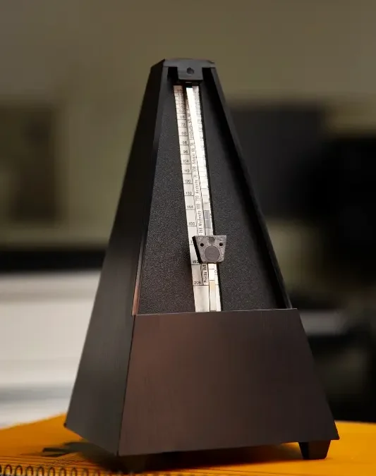 El metrónomo: el mejor aliado para mejorar tu ritmo en la guitarra