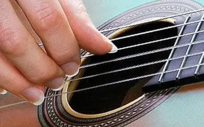 Cómo arreglarse las uñas para tocar la guitarra correctamente (guía real de profesor)
